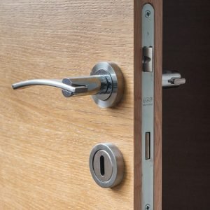 manivela con llave cerradura puerta interior