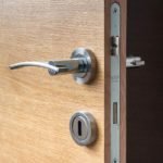 Poner cerradura en puerta interior dormitorio o despacho cerra en puerta interior 150x150 - Poner cerradura en puerta interior dormitorio o despacho