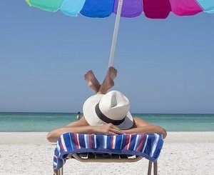 Silla de playa con parasol incorporado