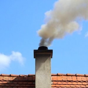 sombre-chimenea-encima-cumbrera-tejado sombre-chimenea-encima-cumbrera-tejado